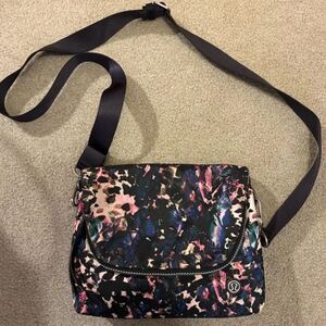 Lululemon Party Om Crossbody Bag in Floral Backdrop